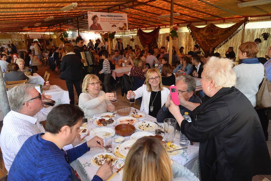 Los ventorrillos se encuentran en funcionamiento desde el mediodía de este Domingo de Resurrección. Las peñas huertanas aplican este año una subida de entre 10 y 50 céntimos en las bebidas y redondean el paparajote a 1 euro