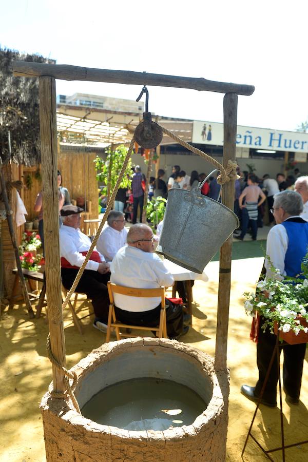 Los ventorrillos se encuentran en funcionamiento desde el mediodía de este Domingo de Resurrección. Las peñas huertanas aplican este año una subida de entre 10 y 50 céntimos en las bebidas y redondean el paparajote a 1 euro