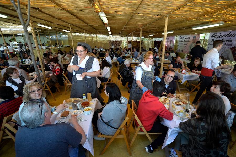 Los ventorrillos se encuentran en funcionamiento desde el mediodía de este Domingo de Resurrección. Las peñas huertanas aplican este año una subida de entre 10 y 50 céntimos en las bebidas y redondean el paparajote a 1 euro