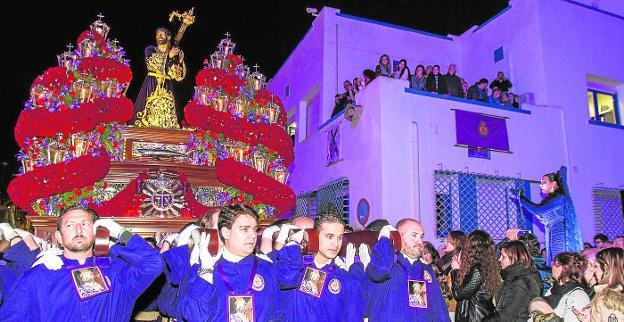 La cantaora Miriam Cantero interpreta una saeta, en la salida del Nazareno de la Pescadería. 