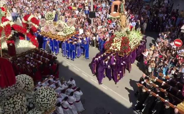 Momento en el que los tronos se encuentran durante la procesión de Domingo de Resurreción en Alhama.