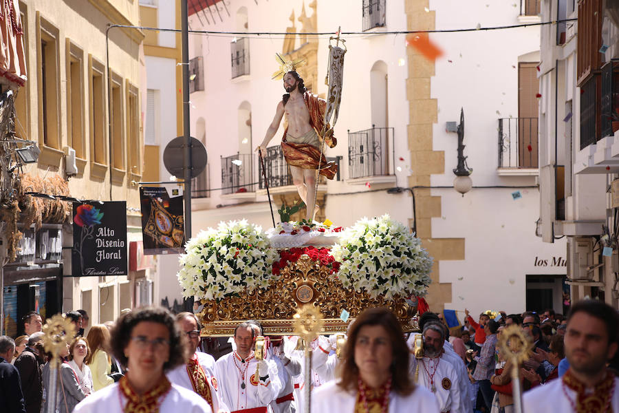 La Archicofradía recorre el casco viejo, con su titular y la Virgen de la Encarnación, en un mañana primaveral, en el cierre de la Semana Santa