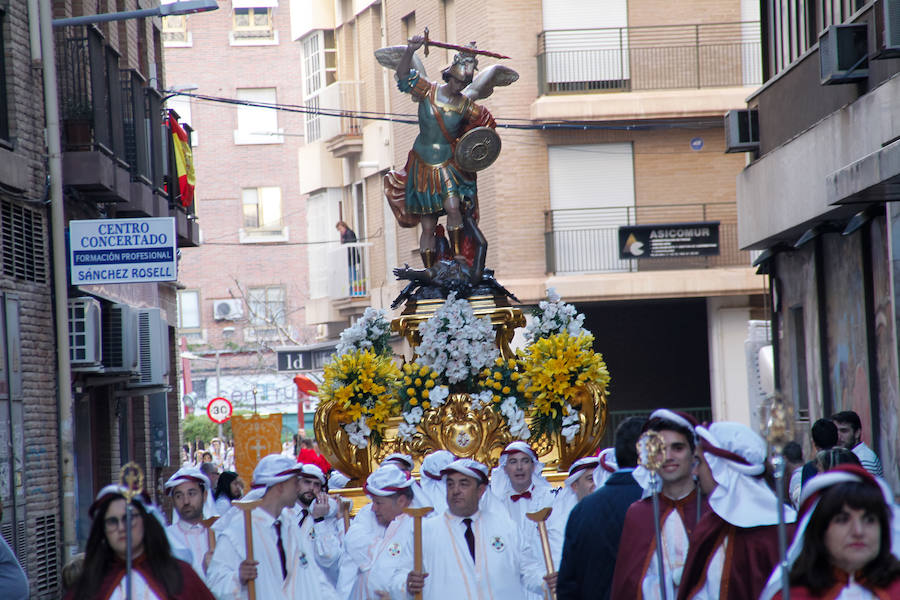 La Archicofradía del Resucitado saca once pasos a la calle en una jornada de fiesta que reúne a miles de murcianos y turistas