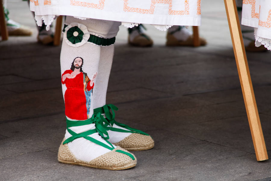 La Archicofradía del Resucitado saca once pasos a la calle en una jornada de fiesta que reúne a miles de murcianos y turistas