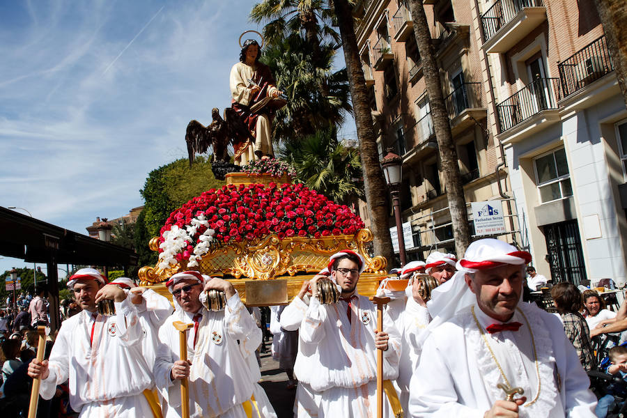 La Archicofradía del Resucitado saca once pasos a la calle en una jornada de fiesta que reúne a miles de murcianos y turistas