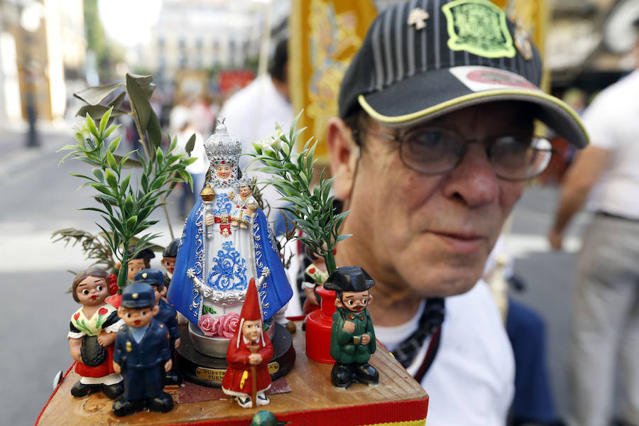 La plaza de Belluga acoge la tradicional ofrenda floral a la Patrona de Murcia.