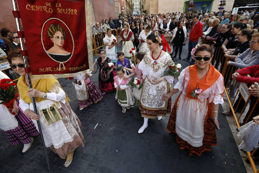 La plaza de Belluga acoge la tradicional ofrenda floral a la Patrona de Murcia.