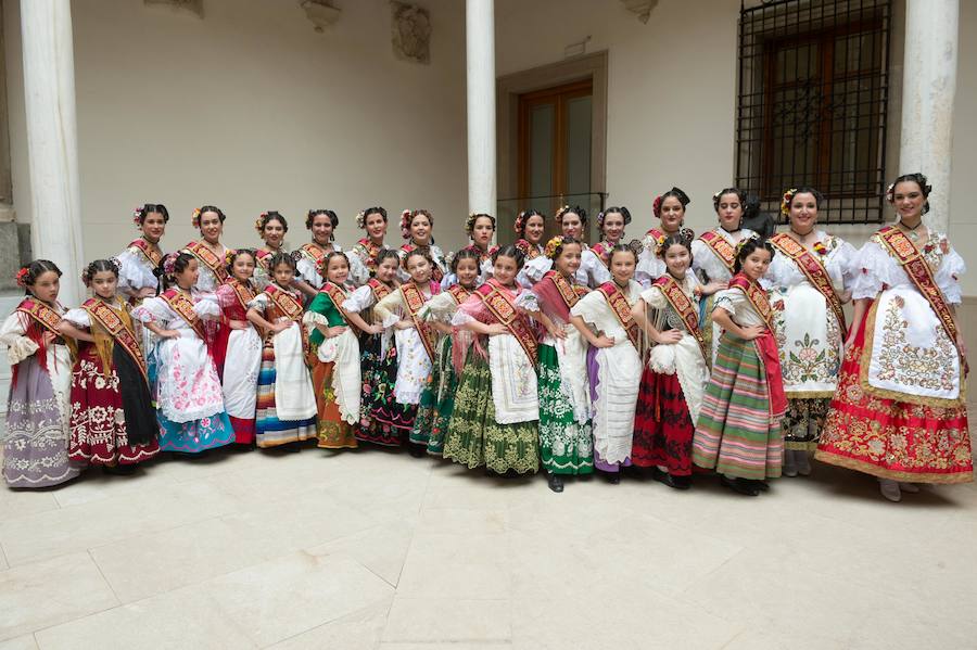 El presidente de la Comunidad, Fernando López Miras, recibió este lunes en el Palacio de San Esteban a la Reina de la Huerta 2018, Laura Navarro, y a la Reina de la Huerta Infantil, Alba Ros, que estuvieron acompañadas de sus damas de honor y del presidente de la Federación de las Peñas Huertanas, Juan Pedro Hernández, a quienes animó a “seguir trasmitiendo lo mejor de la esencia y los valores de la Región de Murcia, a la que representáis”.