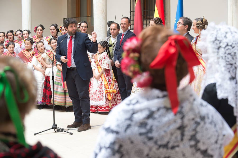 El presidente de la Comunidad, Fernando López Miras, recibió este lunes en el Palacio de San Esteban a la Reina de la Huerta 2018, Laura Navarro, y a la Reina de la Huerta Infantil, Alba Ros, que estuvieron acompañadas de sus damas de honor y del presidente de la Federación de las Peñas Huertanas, Juan Pedro Hernández, a quienes animó a “seguir trasmitiendo lo mejor de la esencia y los valores de la Región de Murcia, a la que representáis”.