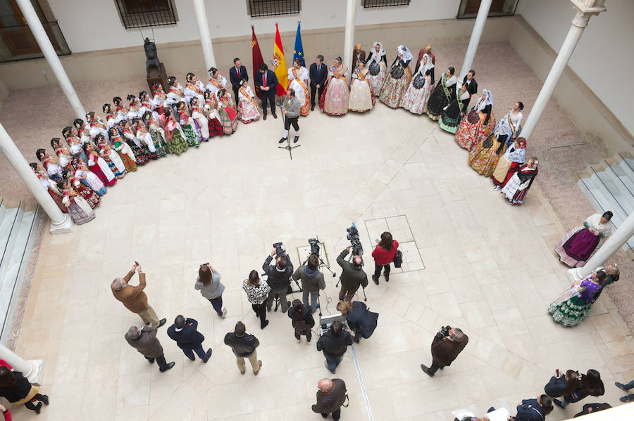 El presidente de la Comunidad, Fernando López Miras, recibió este lunes en el Palacio de San Esteban a la Reina de la Huerta 2018, Laura Navarro, y a la Reina de la Huerta Infantil, Alba Ros, que estuvieron acompañadas de sus damas de honor y del presidente de la Federación de las Peñas Huertanas, Juan Pedro Hernández, a quienes animó a “seguir trasmitiendo lo mejor de la esencia y los valores de la Región de Murcia, a la que representáis”.