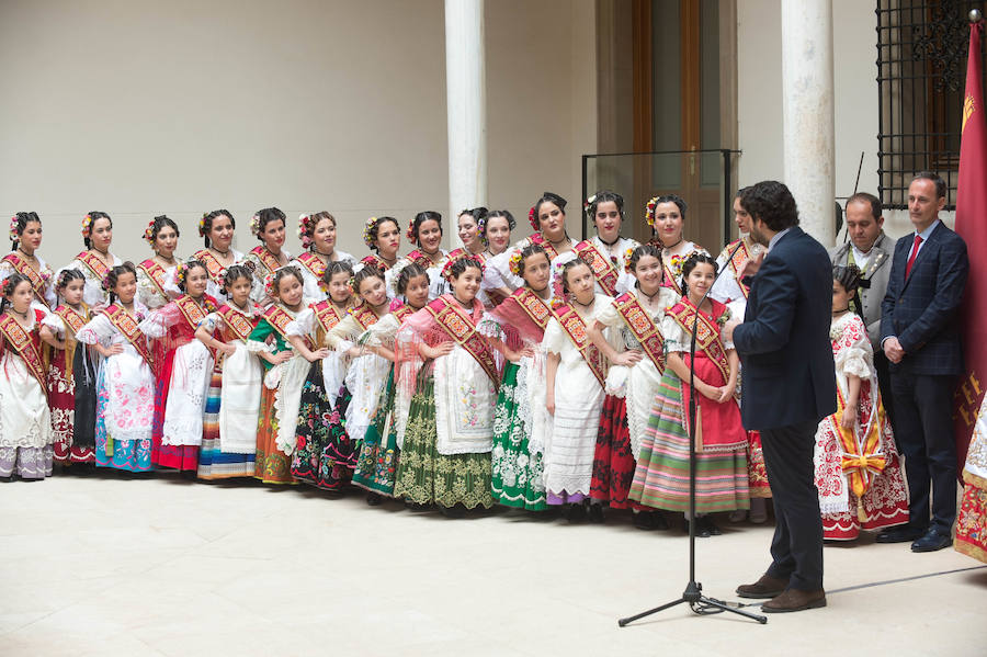 El presidente de la Comunidad, Fernando López Miras, recibió este lunes en el Palacio de San Esteban a la Reina de la Huerta 2018, Laura Navarro, y a la Reina de la Huerta Infantil, Alba Ros, que estuvieron acompañadas de sus damas de honor y del presidente de la Federación de las Peñas Huertanas, Juan Pedro Hernández, a quienes animó a “seguir trasmitiendo lo mejor de la esencia y los valores de la Región de Murcia, a la que representáis”.