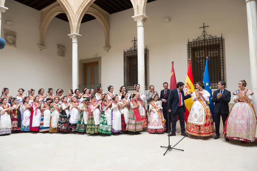 El presidente de la Comunidad, Fernando López Miras, recibió este lunes en el Palacio de San Esteban a la Reina de la Huerta 2018, Laura Navarro, y a la Reina de la Huerta Infantil, Alba Ros, que estuvieron acompañadas de sus damas de honor y del presidente de la Federación de las Peñas Huertanas, Juan Pedro Hernández, a quienes animó a “seguir trasmitiendo lo mejor de la esencia y los valores de la Región de Murcia, a la que representáis”.