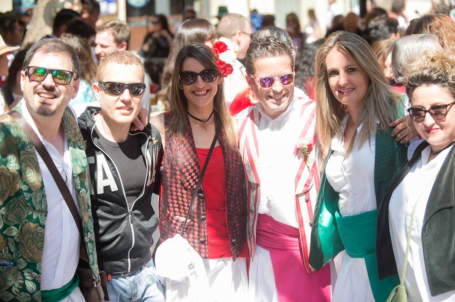 La Federación de Peñas Huertanas garantiza para hoy «el mayor desfile que se ha visto jamás» en España sobre costumbres y tradiciones. Bordadoras de refajos, troveros y panochistas, grupos folclóricos de una decena de municipios y antiguos oficios harán las delicias en el Bando