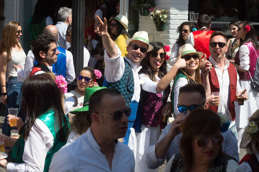 La Federación de Peñas Huertanas garantiza para hoy «el mayor desfile que se ha visto jamás» en España sobre costumbres y tradiciones. Bordadoras de refajos, troveros y panochistas, grupos folclóricos de una decena de municipios y antiguos oficios harán las delicias en el Bando