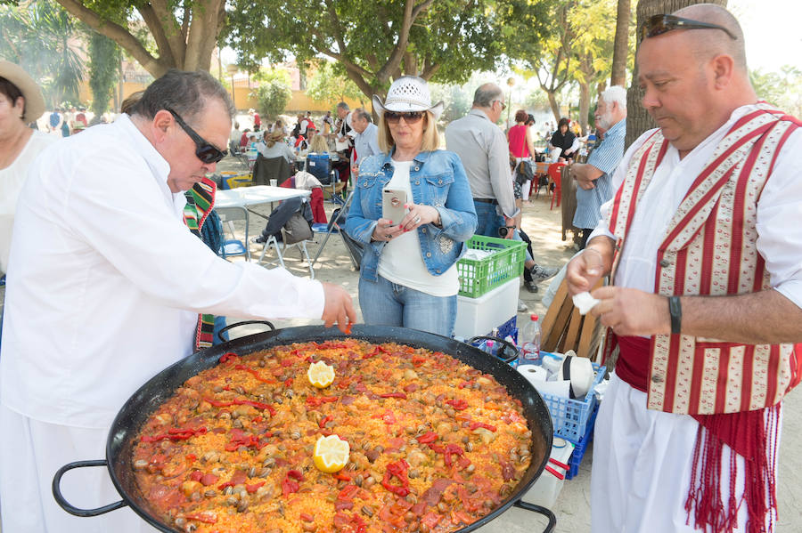 La Federación de Peñas Huertanas garantiza para hoy «el mayor desfile que se ha visto jamás» en España sobre costumbres y tradiciones. Bordadoras de refajos, troveros y panochistas, grupos folclóricos de una decena de municipios y antiguos oficios harán las delicias en el Bando