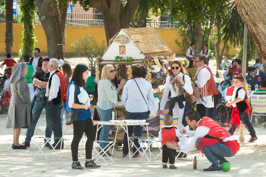 La Federación de Peñas Huertanas garantiza para hoy «el mayor desfile que se ha visto jamás» en España sobre costumbres y tradiciones. Bordadoras de refajos, troveros y panochistas, grupos folclóricos de una decena de municipios y antiguos oficios harán las delicias en el Bando