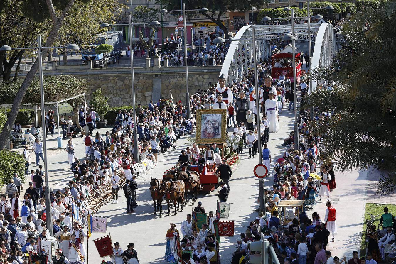 El desfile del Bando de la Huerta recorre las calles de Murcia llenando el ambiente de imágenes costumbristas y la recreación de las tradiciones huertanas.