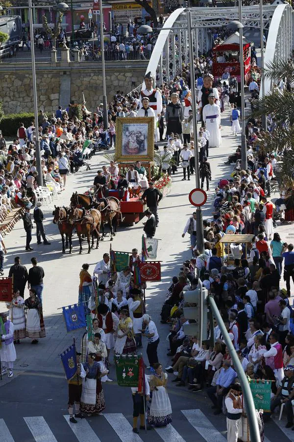 El desfile del Bando de la Huerta recorre las calles de Murcia llenando el ambiente de imágenes costumbristas y la recreación de las tradiciones huertanas.
