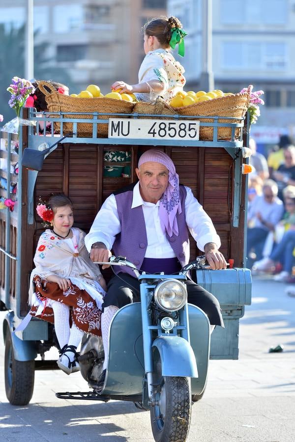 El desfile del Bando de la Huerta recorre las calles de Murcia llenando el ambiente de imágenes costumbristas y la recreación de las tradiciones huertanas.