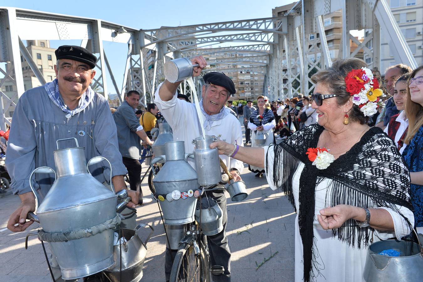 El desfile del Bando de la Huerta recorre las calles de Murcia llenando el ambiente de imágenes costumbristas y la recreación de las tradiciones huertanas.