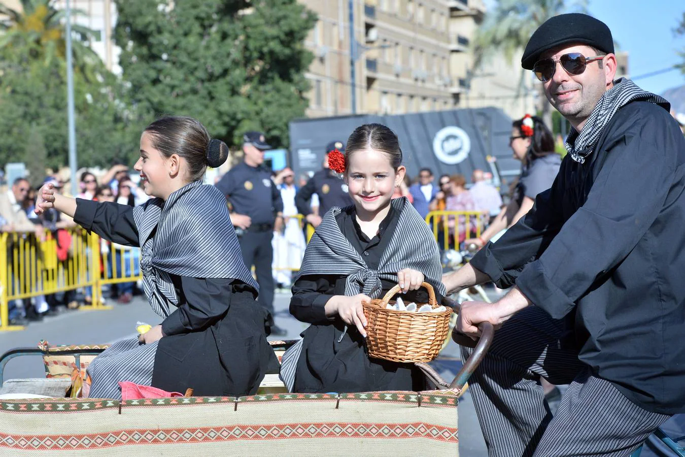 El desfile del Bando de la Huerta recorre las calles de Murcia llenando el ambiente de imágenes costumbristas y la recreación de las tradiciones huertanas.