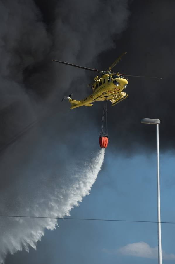 Los bomberos trabajan en la extinción de un incendio en una empresa de reciclaje de residuos en Santomera que ha originado una gran columna de humo a primera hora de la tarde, alrededor de las 16.30 horas de este miércoles.