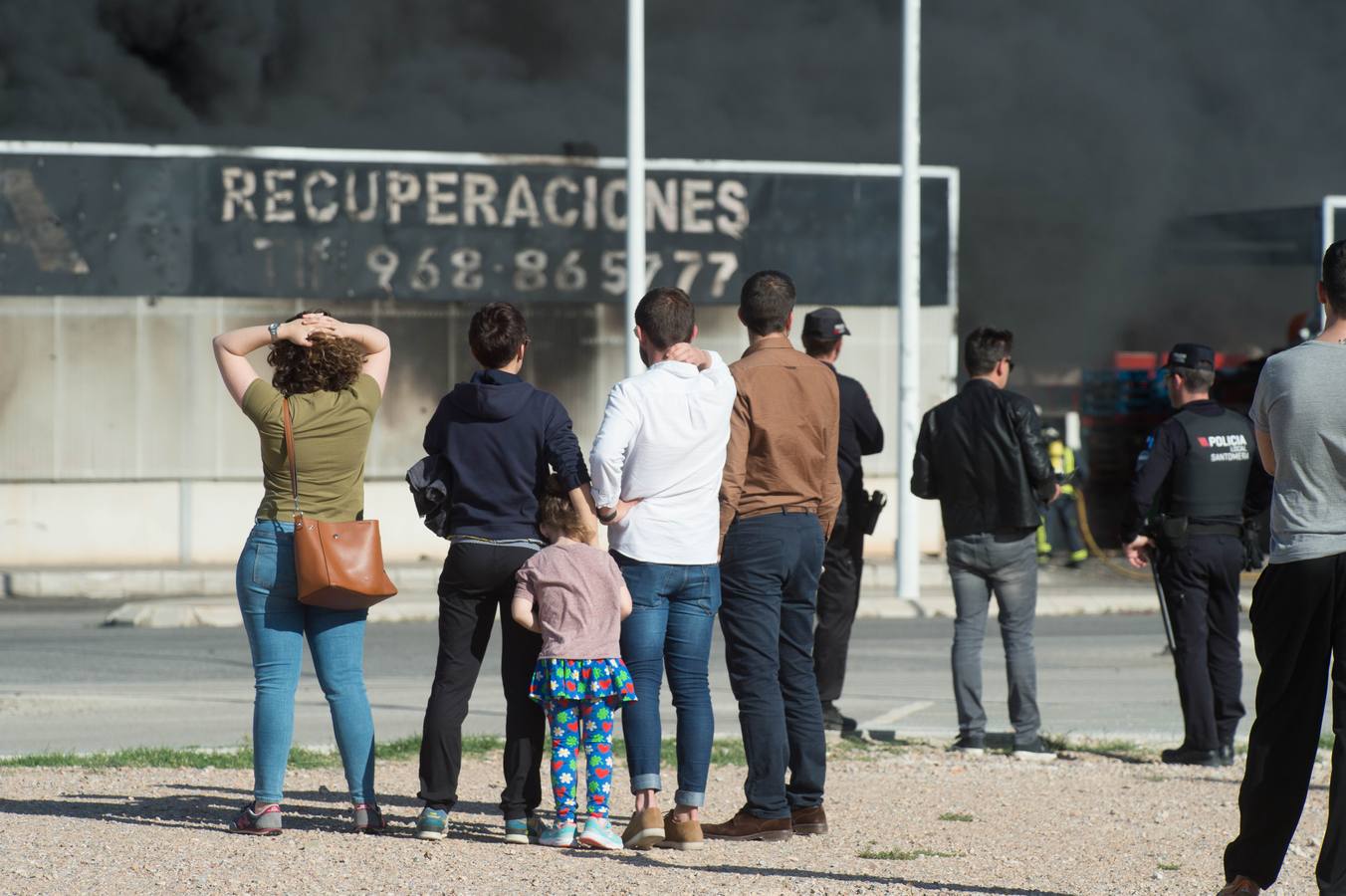 Los bomberos trabajan en la extinción de un incendio en una empresa de reciclaje de residuos en Santomera que ha originado una gran columna de humo a primera hora de la tarde, alrededor de las 16.30 horas de este miércoles.