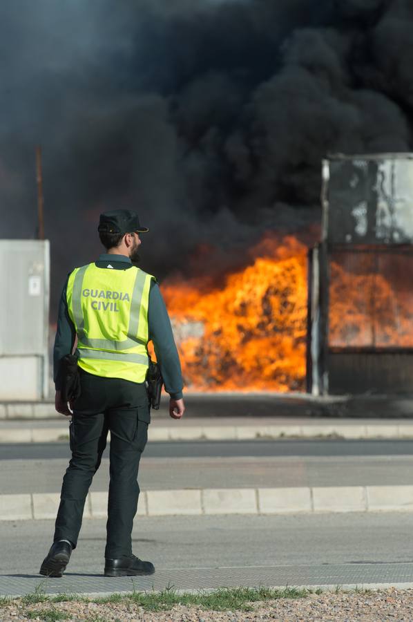 Los bomberos trabajan en la extinción de un incendio en una empresa de reciclaje de residuos en Santomera que ha originado una gran columna de humo a primera hora de la tarde, alrededor de las 16.30 horas de este miércoles.