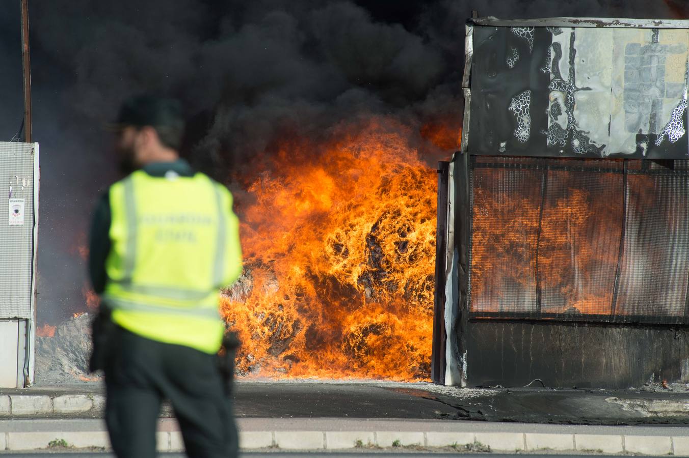 Los bomberos trabajan en la extinción de un incendio en una empresa de reciclaje de residuos en Santomera que ha originado una gran columna de humo a primera hora de la tarde, alrededor de las 16.30 horas de este miércoles.