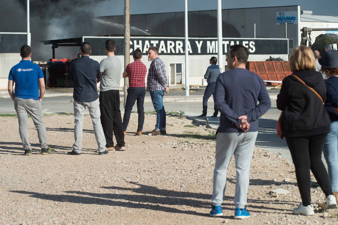 Los bomberos trabajan en la extinción de un incendio en una empresa de reciclaje de residuos en Santomera que ha originado una gran columna de humo a primera hora de la tarde, alrededor de las 16.30 horas de este miércoles.