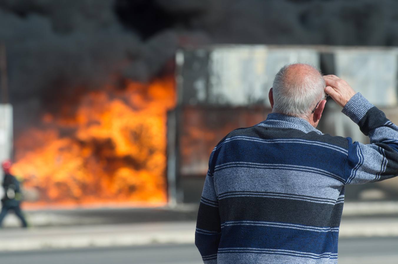 Los bomberos trabajan en la extinción de un incendio en una empresa de reciclaje de residuos en Santomera que ha originado una gran columna de humo a primera hora de la tarde, alrededor de las 16.30 horas de este miércoles.