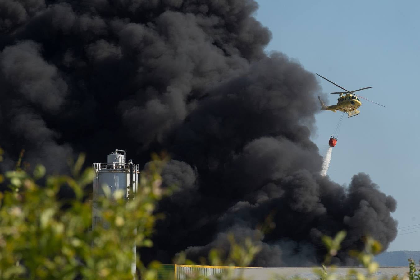 Los bomberos trabajan en la extinción de un incendio en una empresa de reciclaje de residuos en Santomera que ha originado una gran columna de humo a primera hora de la tarde, alrededor de las 16.30 horas de este miércoles.