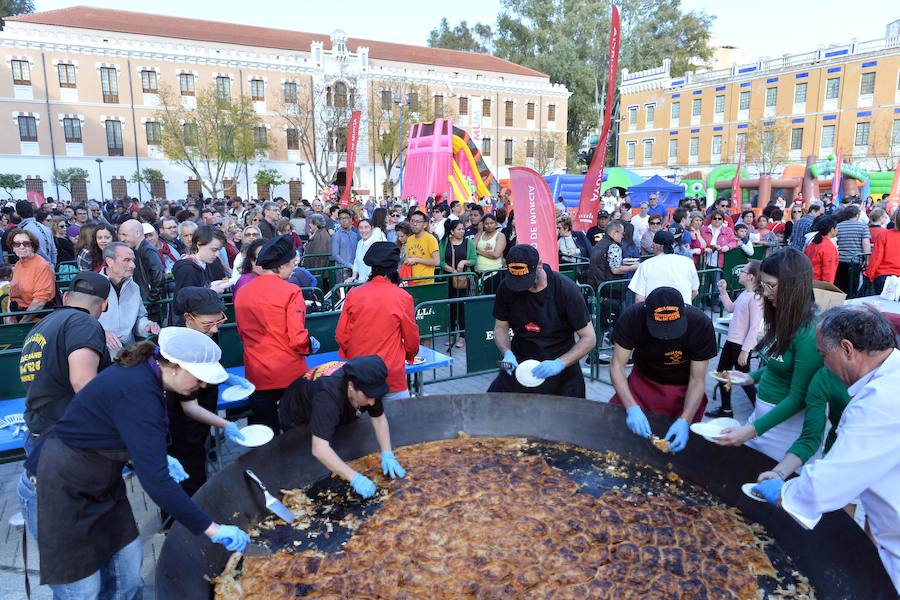 Varios pasteleros han colaborado en la elaboración de un ejemplar gigante de un diámetro de casi cuatro metros en el Cuartel de Artillería que se ha repartido dividido en 1.200 raciones.