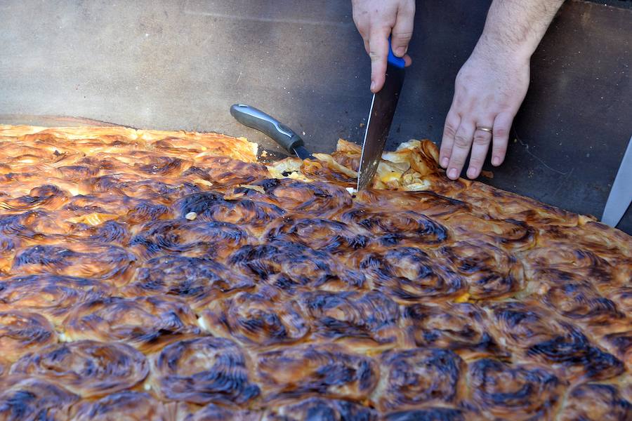 Varios pasteleros han colaborado en la elaboración de un ejemplar gigante de un diámetro de casi cuatro metros en el Cuartel de Artillería que se ha repartido dividido en 1.200 raciones.
