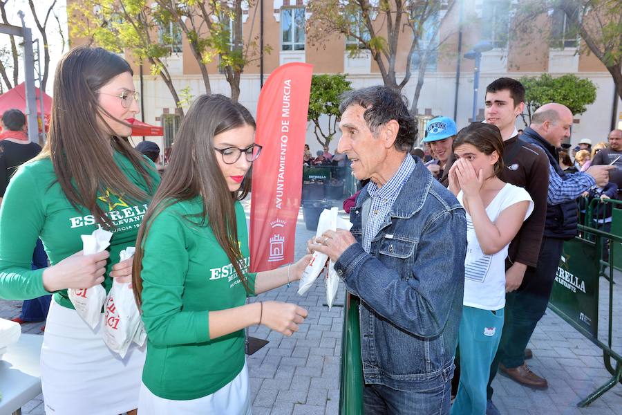 Varios pasteleros han colaborado en la elaboración de un ejemplar gigante de un diámetro de casi cuatro metros en el Cuartel de Artillería que se ha repartido dividido en 1.200 raciones.