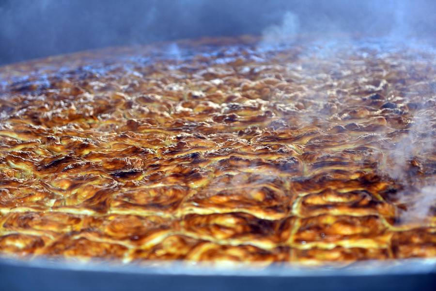 Varios pasteleros han colaborado en la elaboración de un ejemplar gigante de un diámetro de casi cuatro metros en el Cuartel de Artillería que se ha repartido dividido en 1.200 raciones.