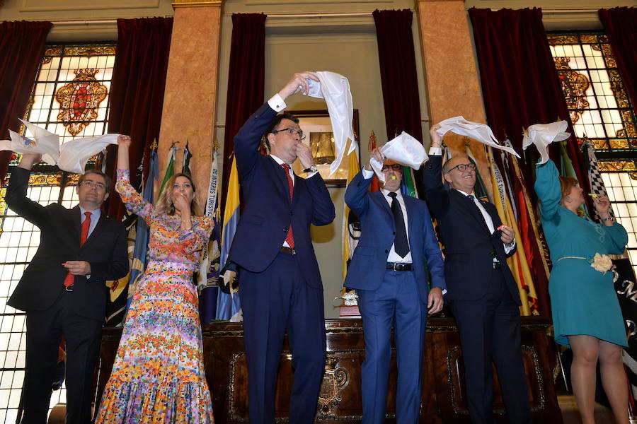 os sardineros presentaron en el Ayuntamiento de Murcia esta mañana oficialmente a sus dos personajes de la fiesta del Entierro, Alfonso López Rueda (Gran Pez) y Alicia Hernández (Doña Sardina), con la "alegre e inalcanzable familia sardinera", como la describió el al alcalde, José Ballesta. Hasta el domingo esperan "días muy intensos y llenos de novedades que no dejarán indiferente a nadie", según el presidente de la Agrupación Sardinera, José Antonio Sánchez López. Este año habrá retransmisión de los desfiles del viernes y del día grande del sábado a través de Facebook, según avanzó el presidente, proyectando la imagen de la fiesta y de la Región "y dando a conocer lo mejor de la fiesta". Sánchez deseó al Gran Pez y a Doña Sardina unos días inolvidables y espera que sean embajadores del festejo allá donde vayan. Agradeció la labor de los sardineros por engrandecer la fiesta.