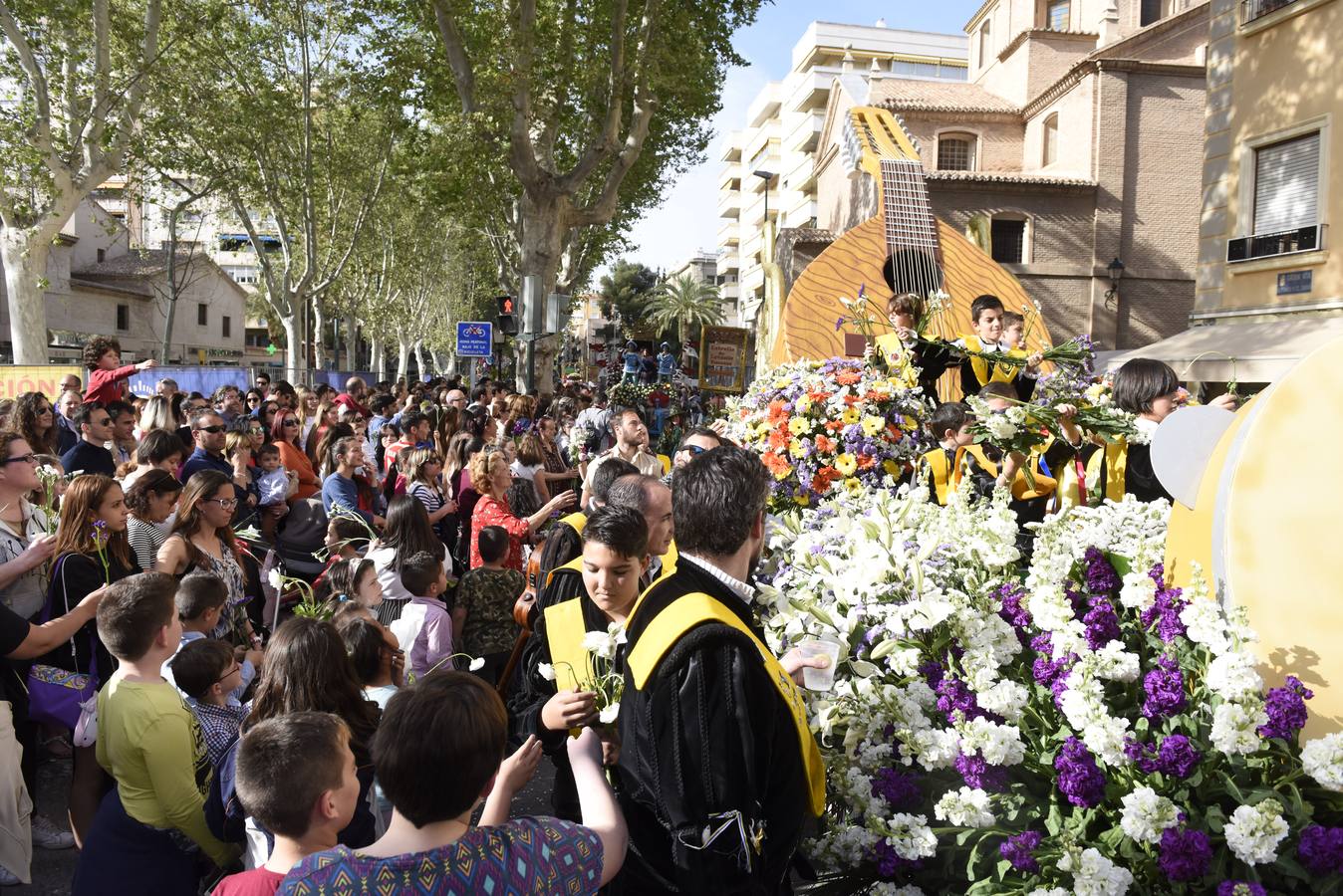 Un millón de tallos se repartieron en uno de los desfiles más esperados de las Fiestas de Primavera, que impregnó de fragancias las calles de Murcia