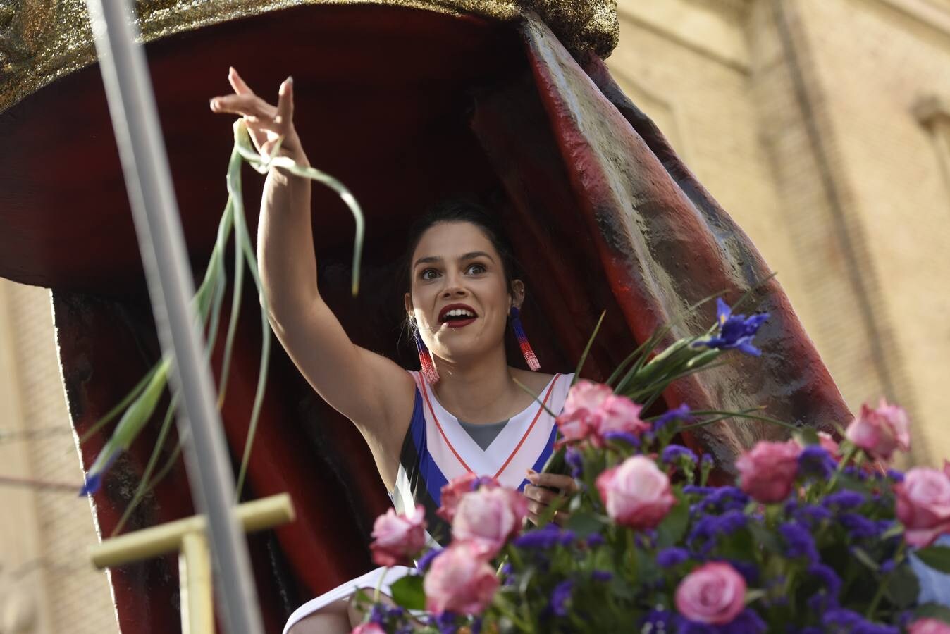 Un millón de tallos se repartieron en uno de los desfiles más esperados de las Fiestas de Primavera, que impregnó de fragancias las calles de Murcia