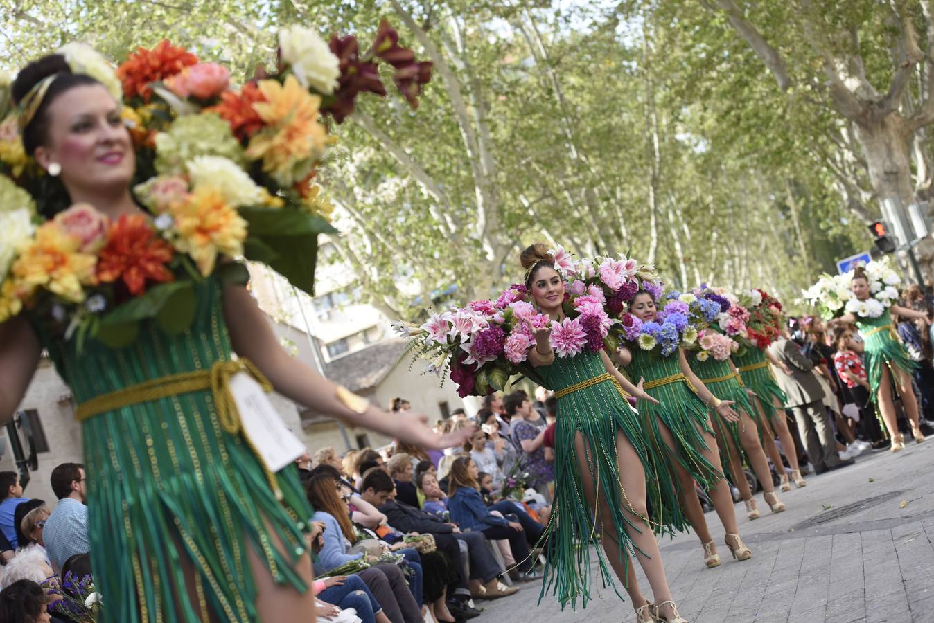 Un millón de tallos se repartieron en uno de los desfiles más esperados de las Fiestas de Primavera, que impregnó de fragancias las calles de Murcia