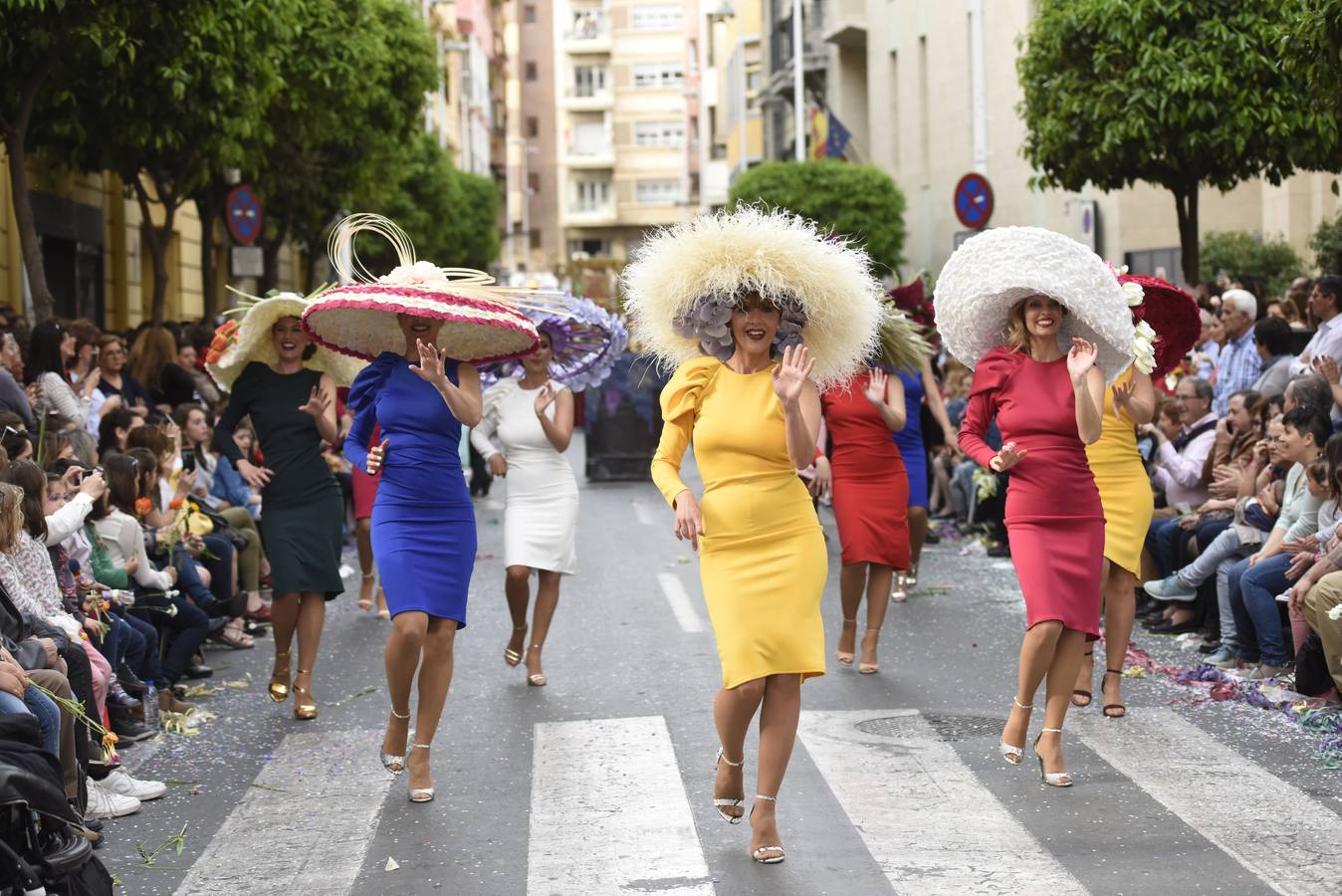 Un millón de tallos se repartieron en uno de los desfiles más esperados de las Fiestas de Primavera, que impregnó de fragancias las calles de Murcia