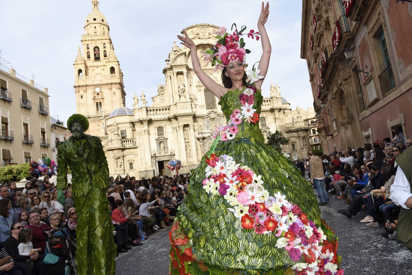 Un millón de tallos se repartieron en uno de los desfiles más esperados de las Fiestas de Primavera, que impregnó de fragancias las calles de Murcia