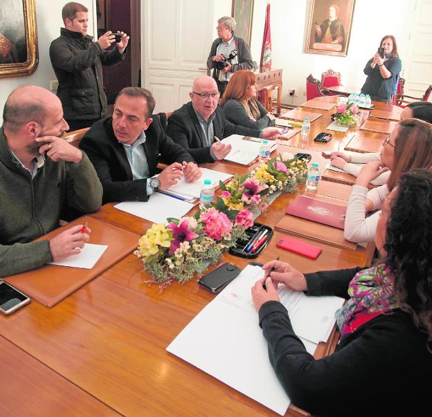 Reunión de los portavoces municipales con la alcaldesa, ayer en el Palacio Consistorial.