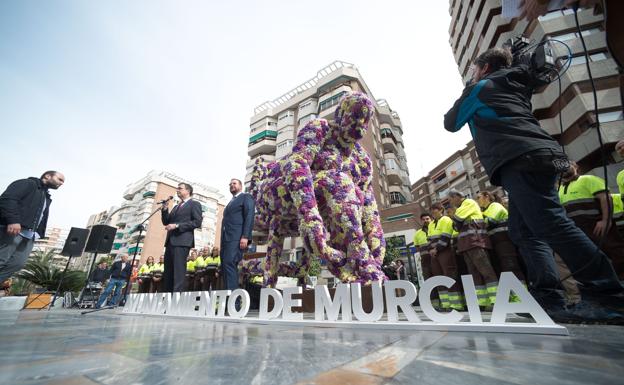 El alcalde, durante la presentación de la escultura. 