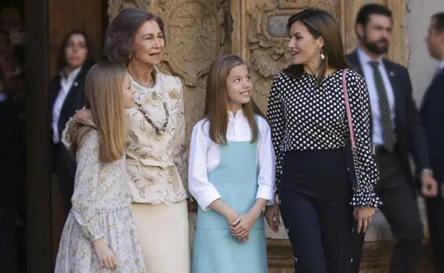 La reina Letizia borra con la mano el beso de Doña Sofía a la Princesa Leonor