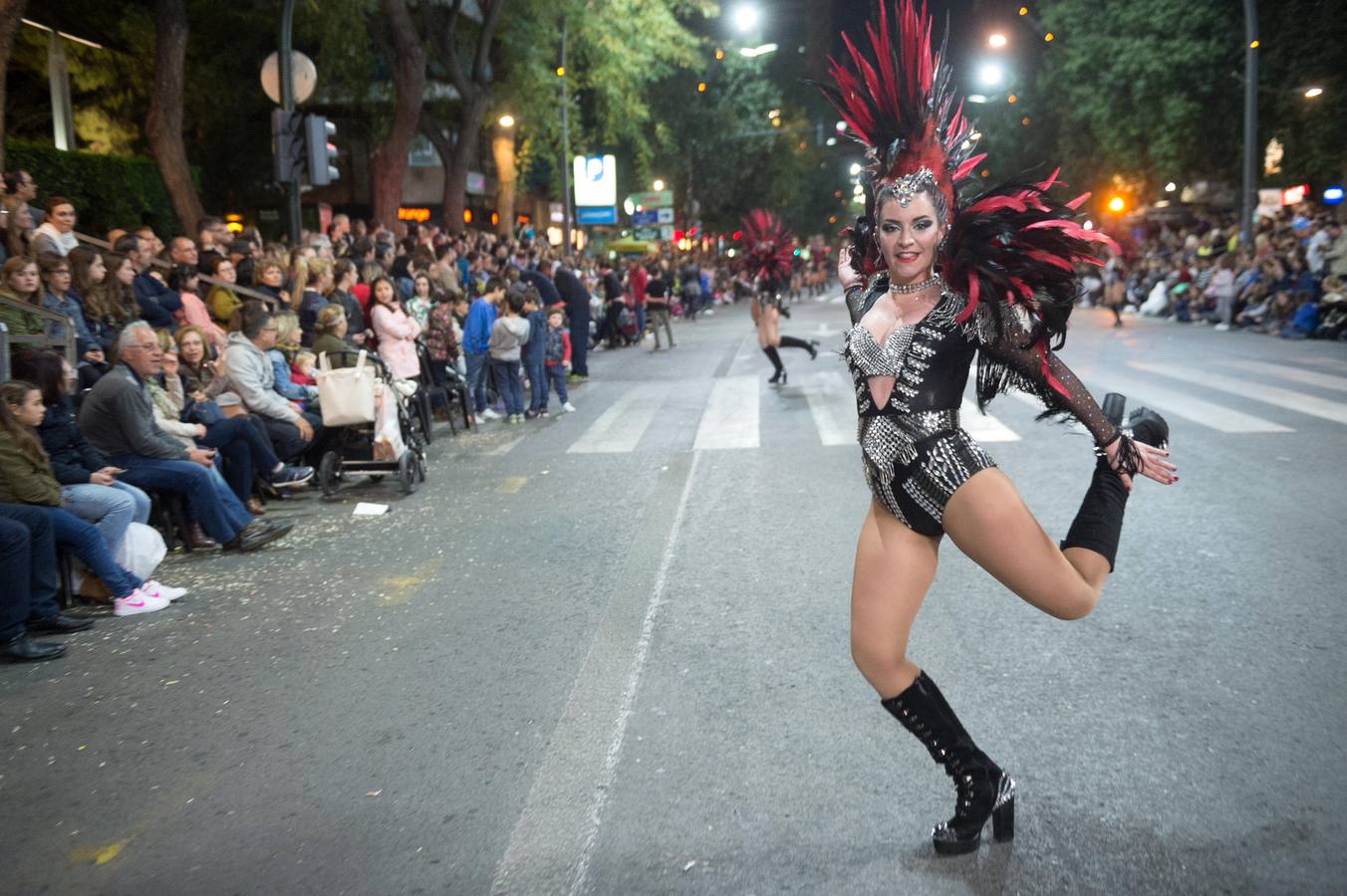 Espectáculos y grupos de animación amenizaron el desfile de la Llegada de la Sardina.