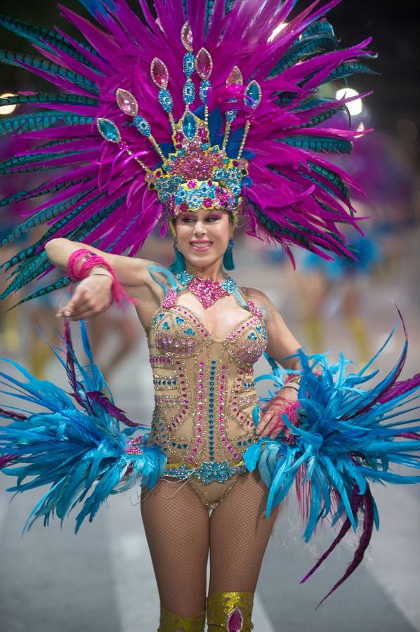 Espectáculos y grupos de animación amenizaron el desfile de la Llegada de la Sardina.