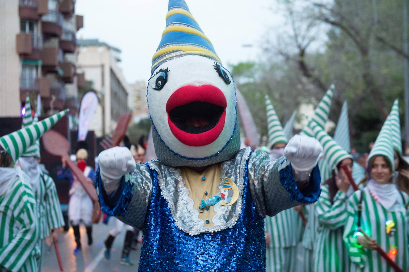 Espectáculos y grupos de animación amenizaron el desfile de la Llegada de la Sardina.