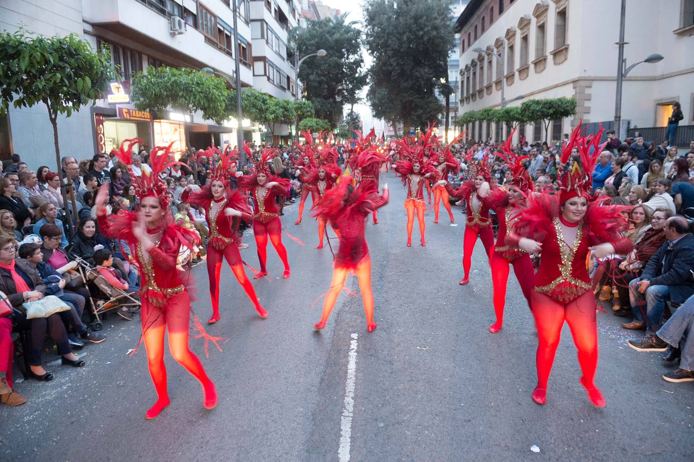 Espectáculos y grupos de animación amenizaron el desfile de la Llegada de la Sardina.