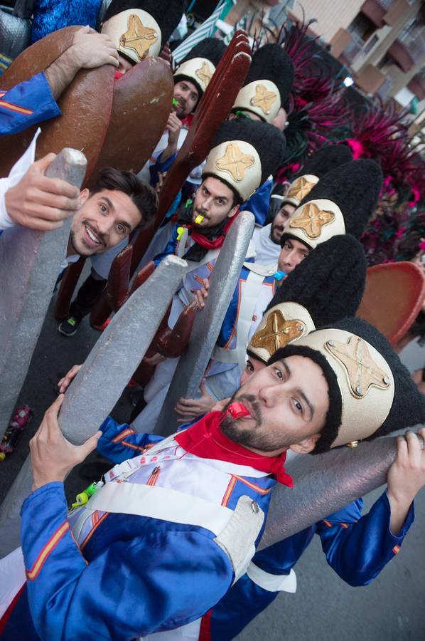 Espectáculos y grupos de animación amenizaron el desfile de la Llegada de la Sardina.